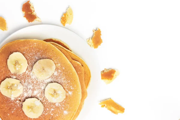 Pannkakor Med Banan Och Pulver Vit Bakgrund Form Solen Isolerad — Stockfoto