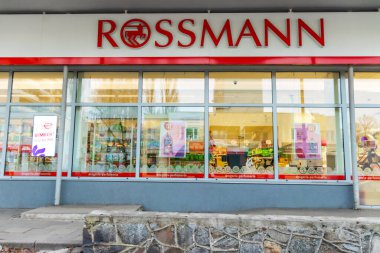 Lodz, Polonya, 04.09.2021: Karantina sırasında Rossmann mağazası