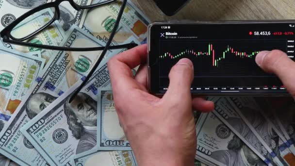 Guy Hände Bewegen Diagramm Währungen Telefon Nahaufnahme Auf Dem Hintergrund — Stockvideo