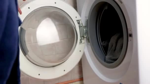 Bornozlu Bir Adam Temizlenir Çamaşır Makinesinden Temiz Çarşaf Yıkar — Stok video