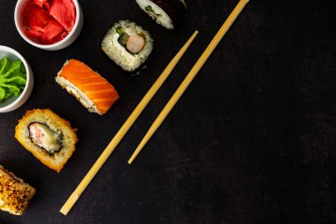 Koyu arkaplan görünümlü bir suşi ve yazı için bir yer