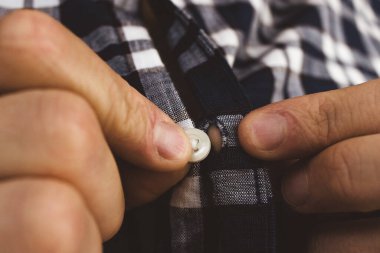 Adamın parmakları yakın plan çekilmiş.