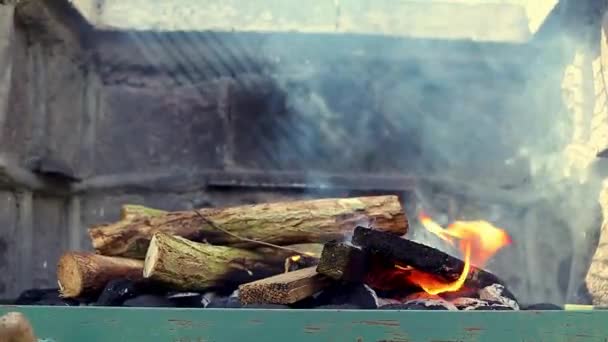 Güneş Işığı Gölgeli Şöminede Bir Taşın Arka Planına Karşı Şenlik — Stok video