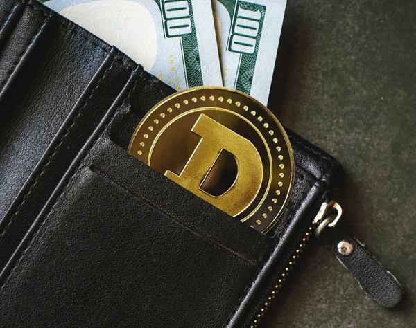 Para cüzdanında dogecoin, arka planda kapalı çekimde dolarlarla.