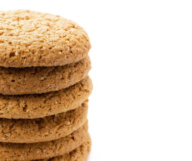 Yulaf ezmesi kurabiyeleri yığını, beyaz arkaplan üzerinde metin, kopyalanma alanı ile yakın plan izole