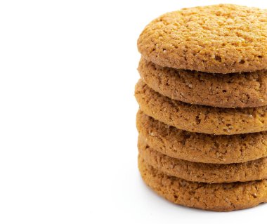 Beyaz arkaplanda yulaf ezmeli kurabiyeler, yakın planda izole edilmiş.