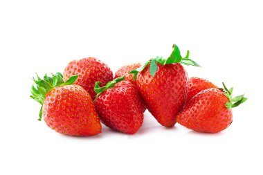 Beyaz arka planda gölgeli bir sürü kırmızı çilek yakın plan, izole edilmiş.