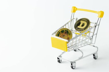 Bir alışveriş arabasında kripto para birimi dogecoin beyaz bir arka planda yakın plan