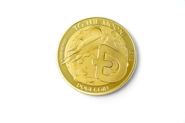 Ay 'a yazılı kripto para birimi Dogecoin beyaz arka planda yakın plan izole edilmiş.