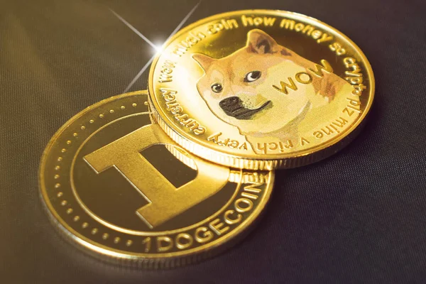 Moneta Oro Dogecoin Primo Piano Sfondo Scuro Con Brillamento Lente — Foto Stock