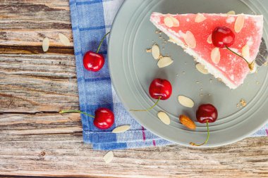 Yakından bakıldığında gri bir tabakta vişneli kek.