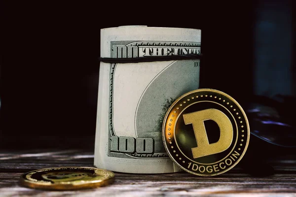 Criptomoneda Dogecoin Cerca Rollo Dólares Primer Plano Sobre Fondo Oscuro — Foto de Stock