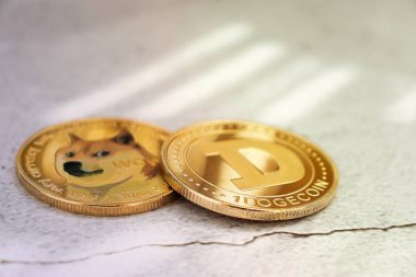Güneş ışınlarının altında ışık arkaplan üzerinde altın sikkeler, kripto para.