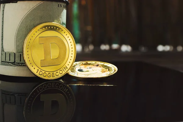 Dogecoin Cryptocurrency Mynt Närbild Med Reflektion Över Mörk Bakgrund — Stockfoto