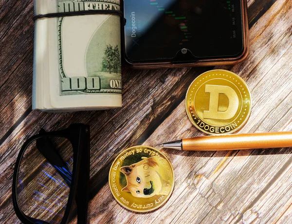 Dogecoin Cryptocurrency Trä Bakgrund Med Pengar Närbild Ovanifrån — Stockfoto