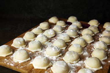 Tahtaya un serpiştirilmiş çiğ hamur köftesi.