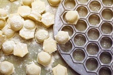 Hamur köfteli çiğ hamur tatlısı.