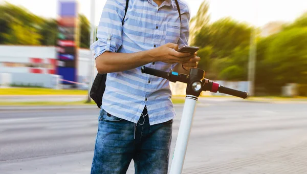 Transporte Ecológico Alugar Uma Scooter Usando Telefone Celular Cara Jovem — Fotografia de Stock