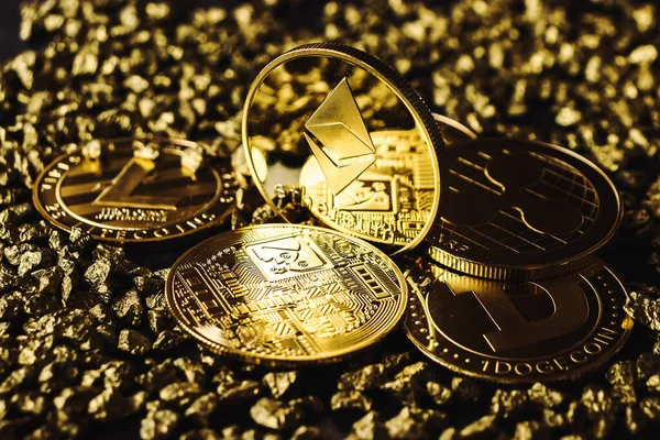 Ethereum kripto para birimi, karanlıkta yakın plan, altın çakıl taşları