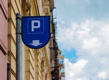 Park sayacı işareti, mavi gökyüzünün arka planında, yakın planda.