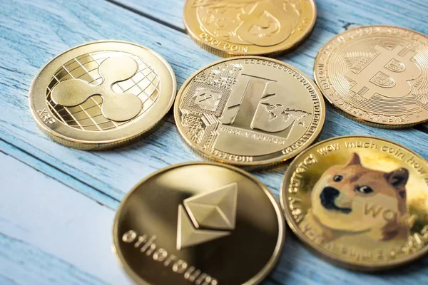 Primer Plano Varias Monedas Criptomoneda Litecoin Ethereum Dogecoin Bitcoin Xrp — Foto de Stock