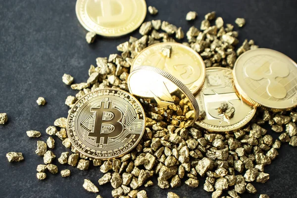 Bitcoin Hög Med Guld Och Olika Mynt Närbild — Stockfoto