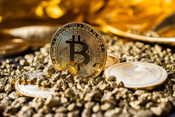 Bitcoin Mynt Närbild Guld Bakgrund Cryptocurrency Småsten Guld — Stockfoto