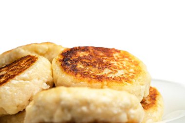 Yakından izole edilmiş kızarmış süzme peynirli krep.