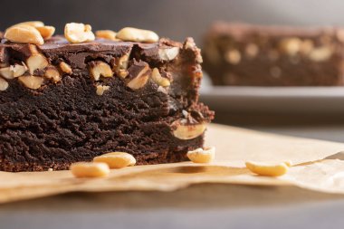 Fındıklı kek, koyu bir arka planda yakın plan kesimi.