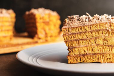 Ballı kek, yakın plan karanlık arka plan.