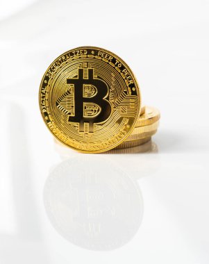 Beyaz arkaplanda yansıması yakın plan olan bitcoin