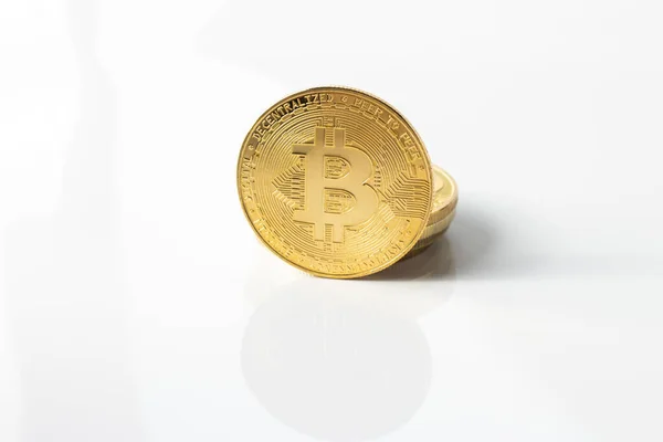 Bitcoin Sobre Fondo Blanco Brillante Con Reflejo Primer Plano — Foto de Stock