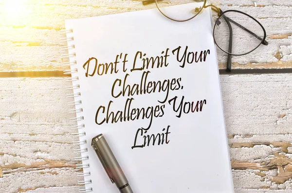 Imagen Enfoque Selectivo Gafas Bolígrafo Con Don Limit Your Challenges — Foto de Stock