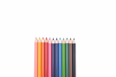 Renkli kalem renginin seçici odak resmi ve beyaz arkaplanda izole edilmiş kopya alanı