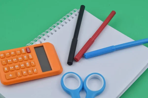 Выборочное Фокусное Изображение Пера Калькулятора Ножниц Ноутбуком Зеленом Фоне Концепция — стоковое фото
