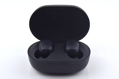 Beyaz arkaplanda izole edilmiş kablosuz kulaklık görüntüsü. Kablosuz kulaklık bir müzik dinlerdi.