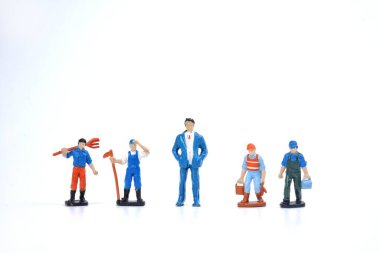 Zengin ve fakir insanların beyaz arka plandaki minyatürlerinin seçici odak noktası. Kavramsal resim