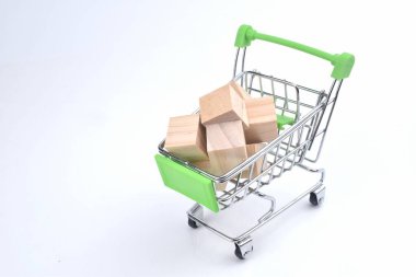 Tramvay arabasının seçici odak görüntüsü tahta blokla izole edilmiş beyaz arka planda fotokopi alanı ile. Ekonomi ve satış kavramı