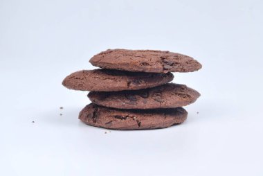 Beyaz arka planda izole edilmiş çikolatalı kurabiyelerin görüntüsü. Yiyecek konsepti