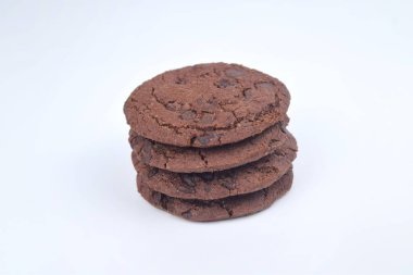 Beyaz arka planda izole edilmiş çikolatalı kurabiyelerin görüntüsü. Yiyecek konsepti