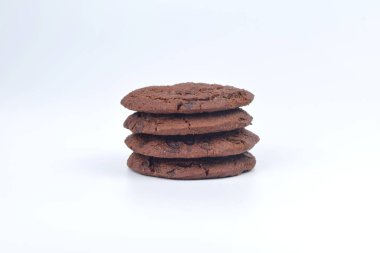 Beyaz arka planda izole edilmiş çikolatalı kurabiyelerin görüntüsü. Yiyecek konsepti