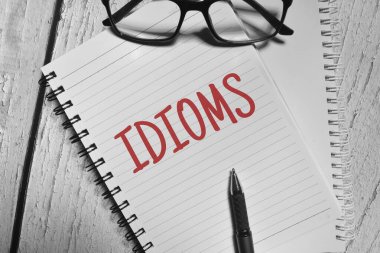 Gözlük ve kalemle ifade edilen ifadeler