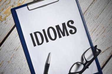 Gözlük ve kalemle ifade edilen ifadeler