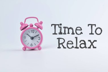 Alarm saati beyaz arkaplanda izole edildi.
