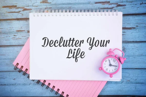 Declutter Vida Redacción Con Reloj Imagen Conceptual — Foto de Stock