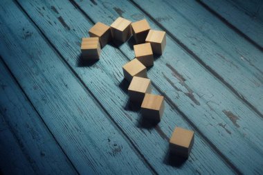 Ahşap zemin üzerinde ahşap blok ile soru işareti şekli ve klasik etkisi