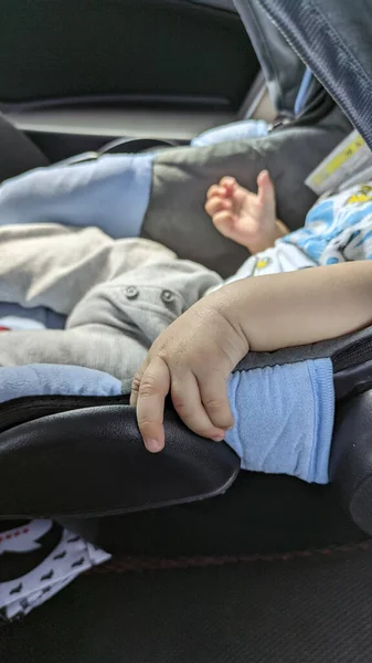 Une Image Main Bébé Intérieur Siège Auto — Photo