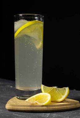 Limonlu buzlu çay ve siyah arkaplanda nane.