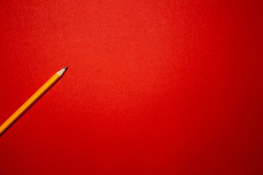 Beyaz arka planda silgi olan kırmızı kalem. Biçim.