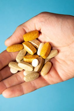 Haplar kontrol altında. Mavi arka plan. Sağlıklı gıda konsepti. Vitaminler. Biçim.